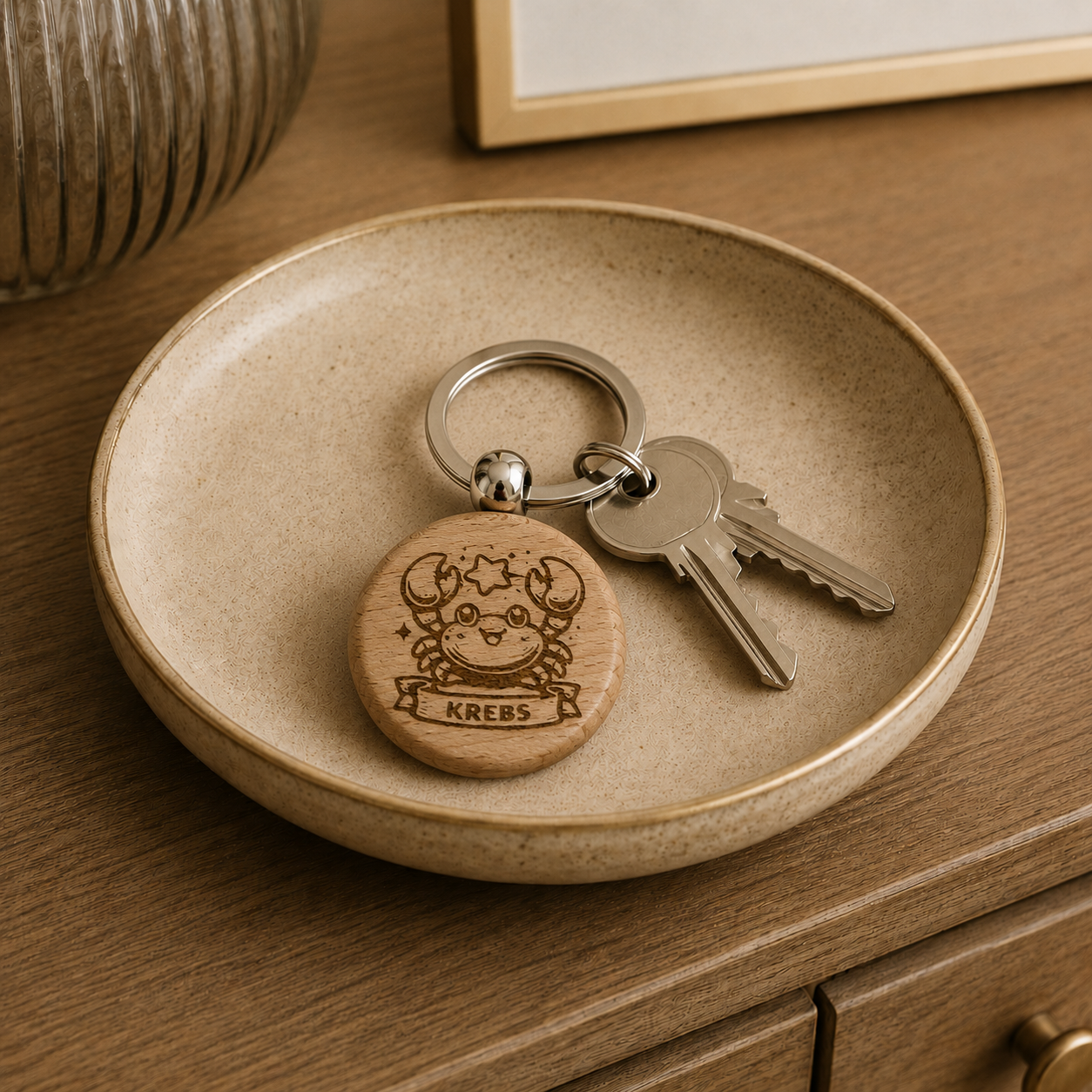 Runder Holz-Schlüsselanhänger mit graviertem Sternzeichen Krebs