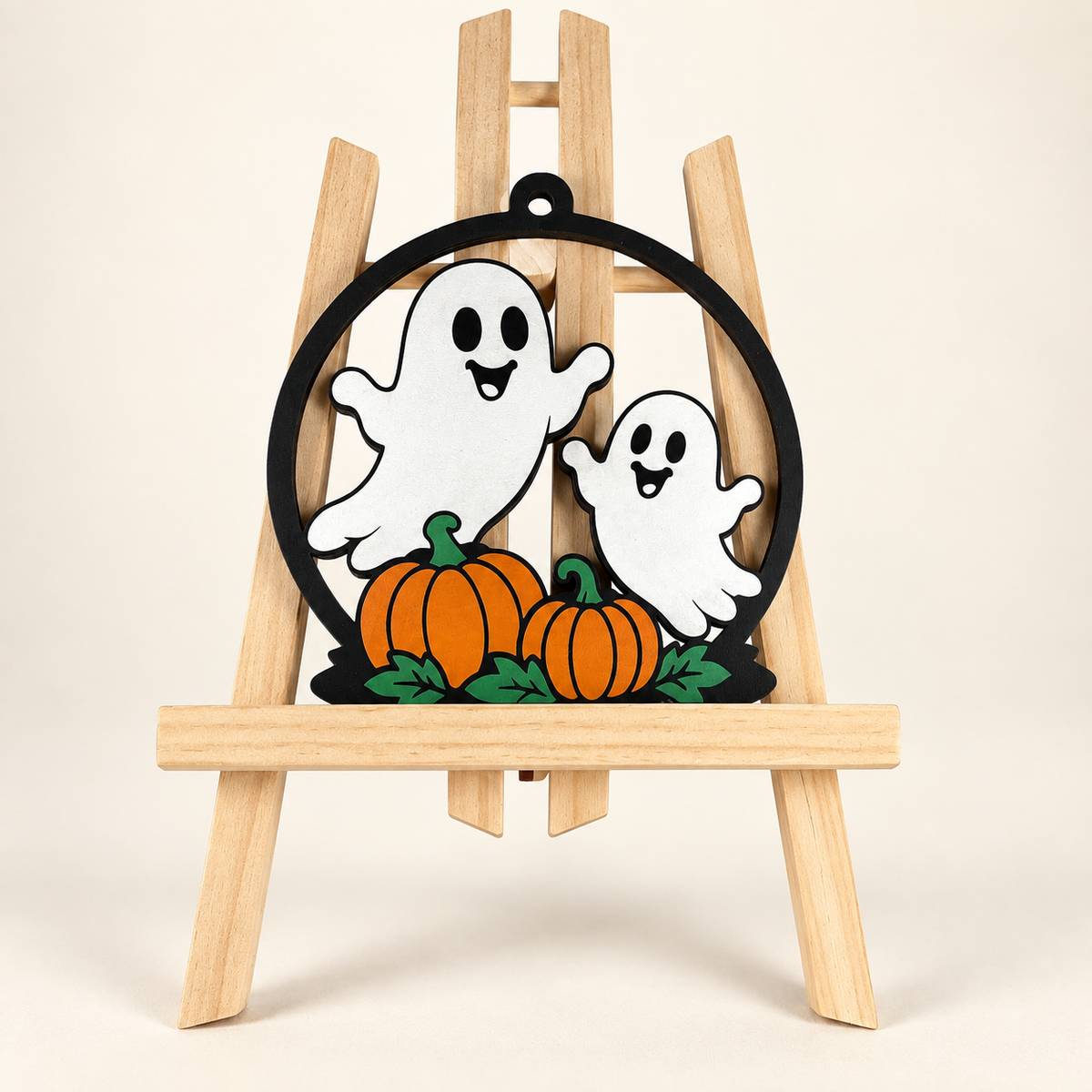Handbemalte Halloween-Deko mit zwei Geistern und Kürbissen aus MDF