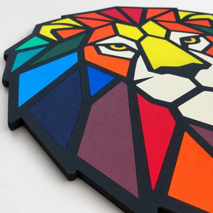 Nahaufnahme des handbemalten geometrischen Löwen-Wandbilds mit sichtbarer Materialstärke und Farbdetails