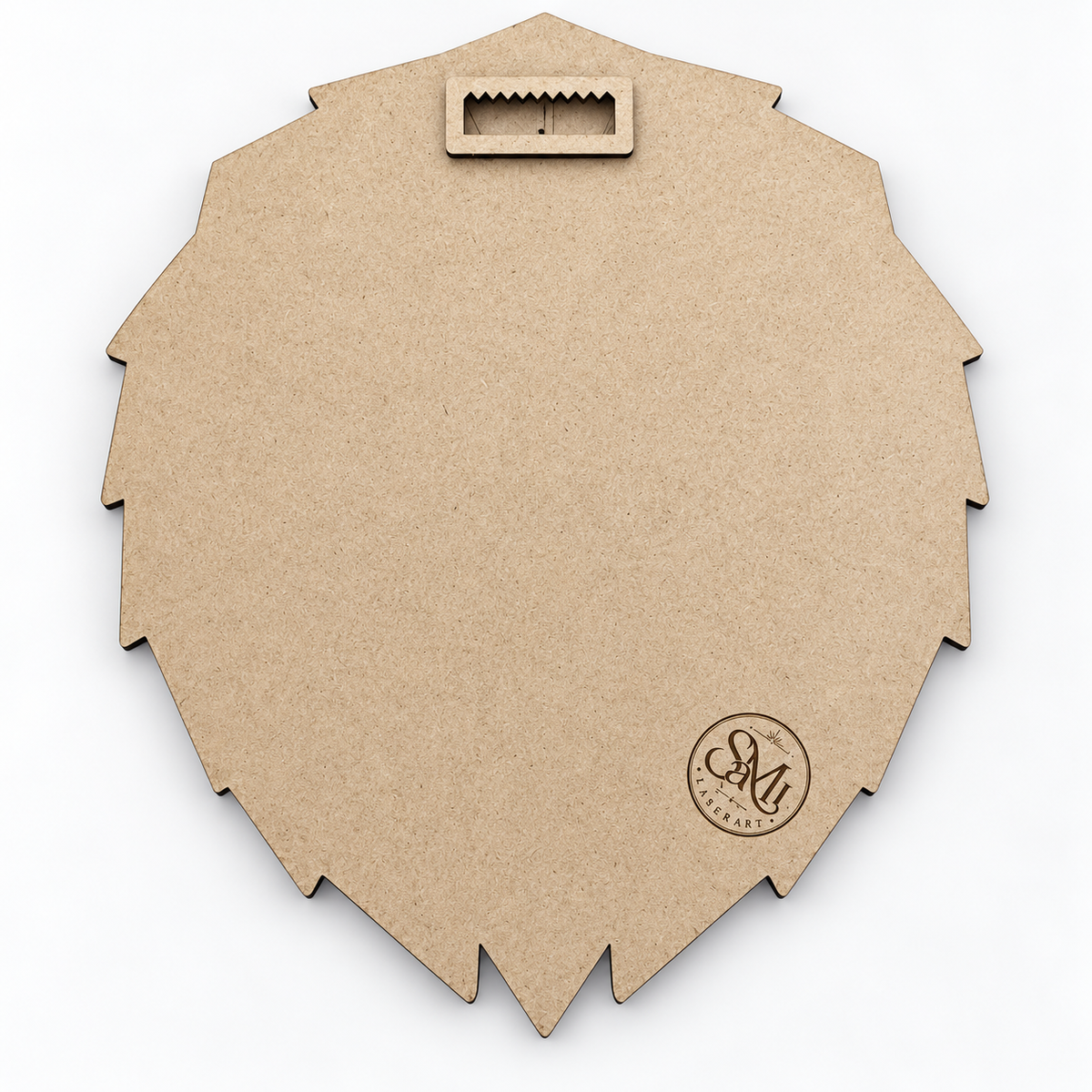 Rückseite des geometrischen Löwen-Wandbilds aus MDF mit integrierter Aufhängung und Sami LaserArt Logo
