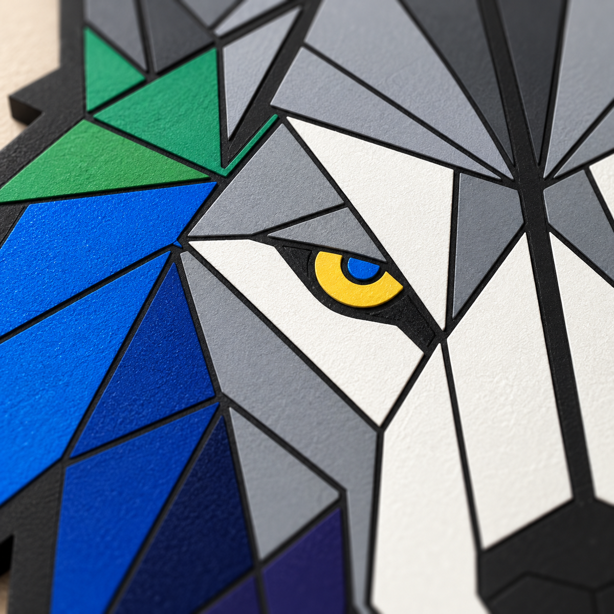 Makroaufnahme des handbemalten geometrischen Wolf-Wandbilds aus MDF mit Auge und Farbdetails