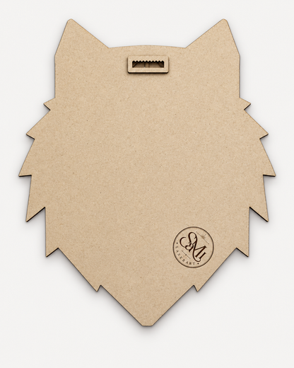 Rückseite des handbemalten geometrischen Wolf-Wandbilds aus MDF mit integrierter Aufhängung und Sami LaserArt Logo